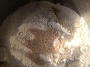 先把南瓜泥放入面包机内，再加入面粉最上面放酵母和成光滑的面团取出，再加入水放面粉酵母揉成白面团