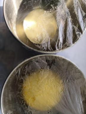 揉好的面团盖保鲜膜进行发酵