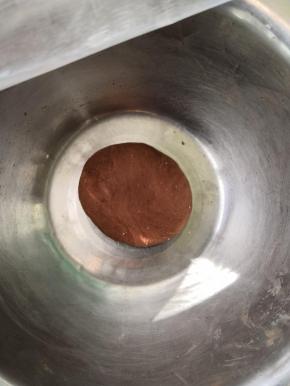 取50克白面团加入可可粉揉匀