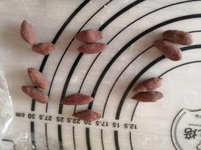 搓成水滴形状的样子，一个大约一克左右