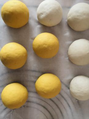 黄面团和白面团大小均匀分成等份，揉圆