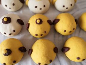 把小狗的耳朵和眼睛用少量的水给粘上，造型随自己喜欢