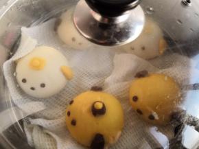 热水入锅，大火蒸10分钟，小火蒸8分钟关火5分钟后出锅