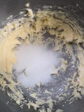 软化好的黄油低速散后加入细砂糖，低速打匀