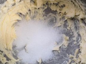 软化好的黄油低速散后加入细砂糖，低速打匀
