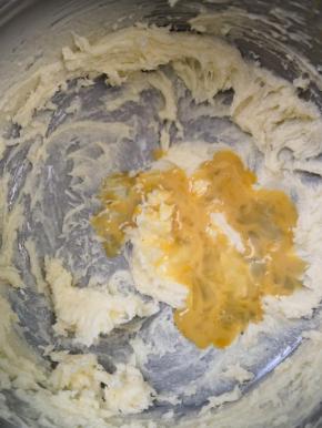 鸡蛋液分三次加入，每加一次都要充分打匀