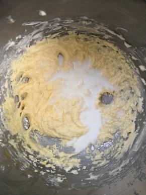 加入牛奶搅拌均匀