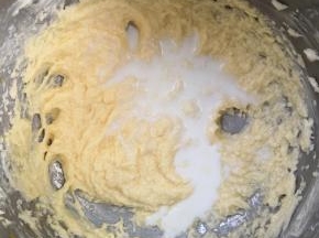 加入牛奶搅拌均匀