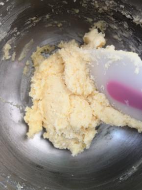 用刮刀搅拌均匀即可，不要过度搅拌