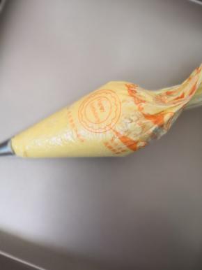 选择适当的裱花嘴，把面糊装入裱花袋中