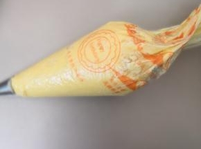 选择适当的裱花嘴，把面糊装入裱花袋中