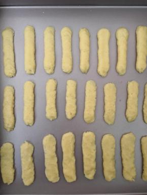 均匀的挤在烤盘上，如果不是不沾盘需要垫油纸