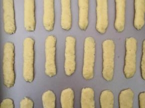 均匀的挤在烤盘上，如果不是不沾盘需要垫油纸