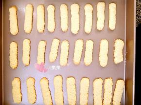 烤箱提前预热180度，烤15分钟。饼干微微发黄即可