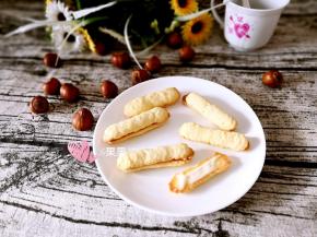 出炉后晾凉，取其中一个抹上沙拉酱与另一半粘和，美美的味道好吃停不下来。也可以装盒子密封保存，成品