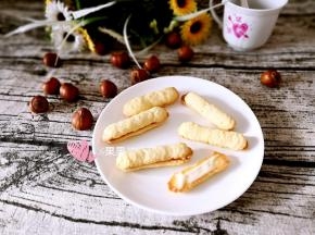 出炉后晾凉，取其中一个抹上沙拉酱与另一半粘和，美美的味道好吃停不下来。也可以装盒子密封保存，成品