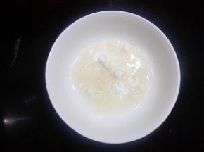 2.把汤种部分中的开水倒进高粉，混合均匀，放凉待用。也可以提前一天做，盖上保鲜膜，放冰箱冷藏过夜，效果会更好。