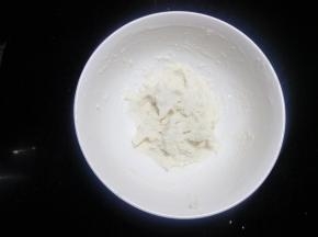 3.做好的汤种呈柔软的状态，可以揉捏成团。 