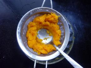 5.放凉后按压成泥。如果想要细腻的南瓜泥，可以用网筛过滤。 也可以把南瓜泥和牛奶一起放入料理机打匀，比较细腻，一定要记着预留至少10克左右的牛奶，视面团状态来添加。