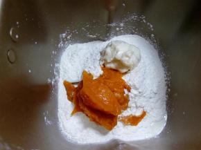 6.所有材料除黄油以外的面团原料一起放入桶中，盐和酵母尽量对角放，不直接接触到。如果是面包机揉面的，最好把盖子开着，机器工作的时候会产生热量，防止升温。打面时的面温需要控制在28度以下。 