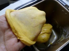 7.面团揉到基本光滑可以拉出稍厚一点的膜，大致图中的状态。 