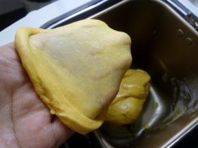 7.面团揉到基本光滑可以拉出稍厚一点的膜，大致图中的状态。 