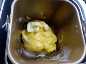 8.加入软化的黄油，最好不用化成液态的黄油，因为比较难与面团溶合。 