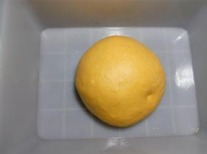 10.将面团整理光滑，取一个稍大的容器，底部抹一层油，把整好的面团放入，容器上盖保鲜膜或湿布，放到温暖的地方进行基础发酵。温度大约25-28度，发酵到2-2.5倍左右。 