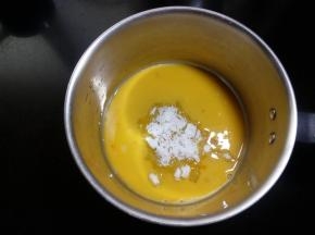 12.  鸡蛋加入细砂糖用手动打蛋器抽至打均匀。 