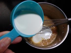 13.加入牛奶和奶油搅拌均匀。 