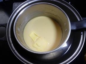15. 取稍大些的锅，放半锅水烧开后，把搅匀后的糊连容器一超放在大点的锅里，隔水蒸。 