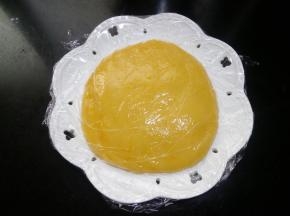 18. 贴着奶黄馅盖保鲜膜凉后就可以用了。 