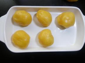 19.晾凉后的奶黄馅搓成团待用。