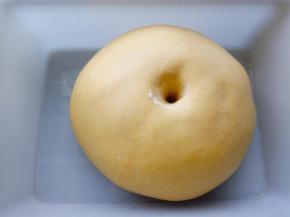 20.判断基础发酵有没有完成，可以用食指蘸粉插入面团里，看圆洞不会回缩且表面光滑，用手指轻触有弹性，就可以了。 