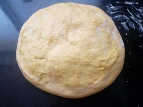 21.将一发好的面团称重，轻拍排气。