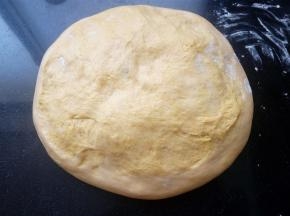 21.将一发好的面团称重，轻拍排气。