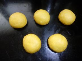 23.将面团滚圆，至表面光滑，不需要用大力滚哦。滚圆后盖保鲜膜室温松弛15分钟左右。 