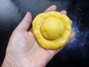 25.取一份馅料包入。 