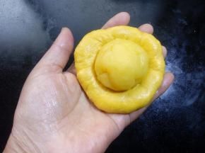 25.取一份馅料包入。 
