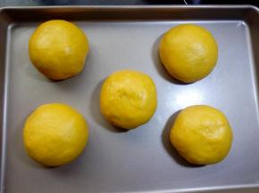 27.依次包好其他的几个，盖上保鲜膜来准备下面的整型。 