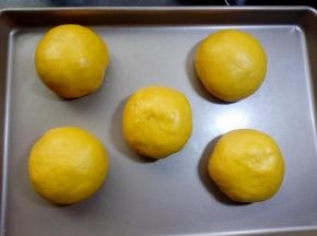27.依次包好其他的几个，盖上保鲜膜来准备下面的整型。 