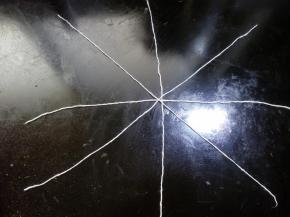 28.将准备好的棉线洗干净后拧干，棉线涂上黄油或在植物油里蘸一下，纸巾吸去多余油。涂油是为了方便烤好后取下面团上用的4根线。 
取四根线摆成成一个米字形。 