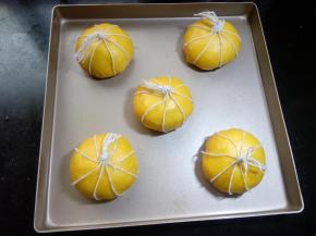 31.将面团全部整形后依次放入模具中，放在温暖湿润的地方进行最后的发酵。 