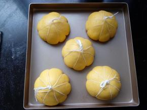 33.面团二发至约2倍大，手指蘸粉轻触表面，会留下浅浅凹痕慢慢回弹，最佳状态是面团表面略有张力。 