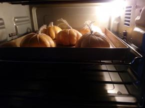 35.烤箱提前预热至180°，将烤盘放中层，上下火，烘烤20分钟左右。上色后加盖锡纸，防止上色过深。烤箱品牌不同，温差也稍有不同，根据自加烤箱温度来适当调节时间和温度。 