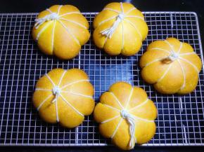 36. 面包出炉后端起烤盘在桌子上，轻震一两下，震出内部热气使刚出炉的面包不塌陷。出炉放在晾架上晾凉后装入保鲜袋密封保存。 