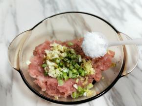 按个人口味加入盐。