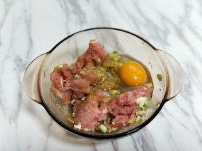 再加入十三香，加入鸡蛋。