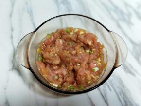 用筷子顺时针搅拌均匀，静止10分钟。