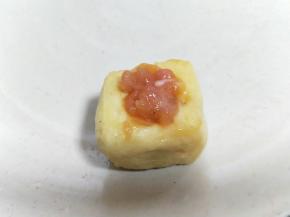 把拌好的肉馅塞进油豆腐中即可。